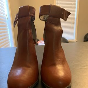 Chestnut heel sandals